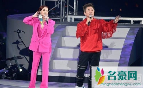 杨丞琳演唱会男友李荣浩到场 戴着口罩也能一眼认出