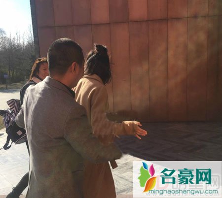 佟丽娅机场未带婚戒被曝离婚 陈思诚方回应无中生有