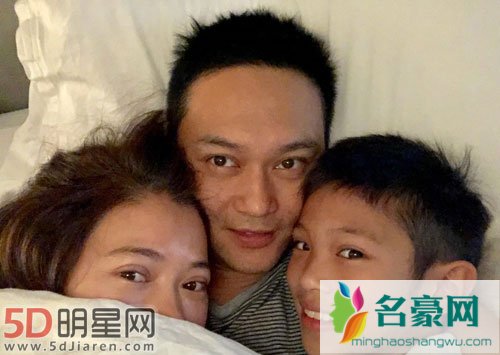 张智霖玩滑板受伤 自我检讨没听老婆话