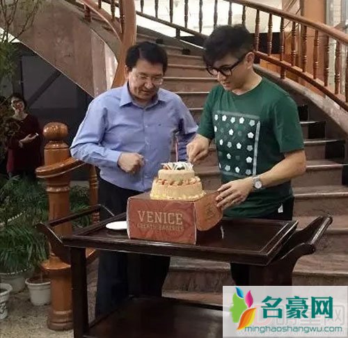 吴奇隆生日爱妻全程陪同 参观工厂画面有爱