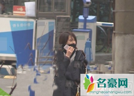 郑爽街头流泪被曝抑郁症 爽爸回应为女儿辟谣