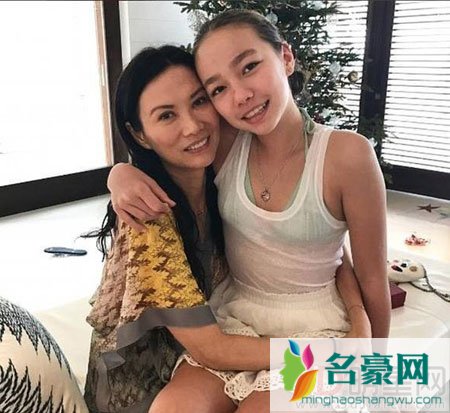 网曝邓文迪携小男友海边度假 女儿贴心跟随显温馨