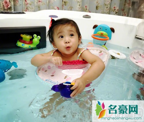 贾静雯带女儿游泳 咘咘开心笑到眯眼