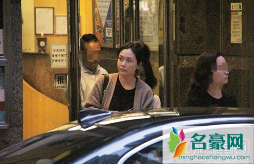 邱淑贞女儿约会被拍 特意换衣服去约会