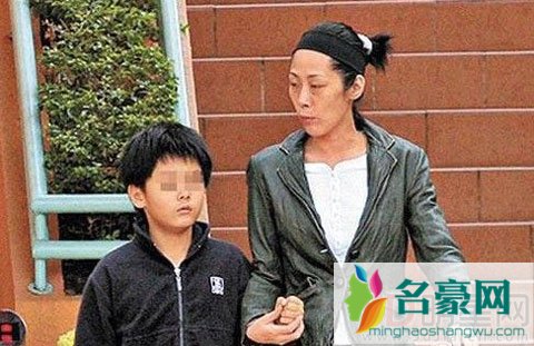 香港歌手关淑怡为活佛生下儿子如今长大 母子庭后逛街十分亲密