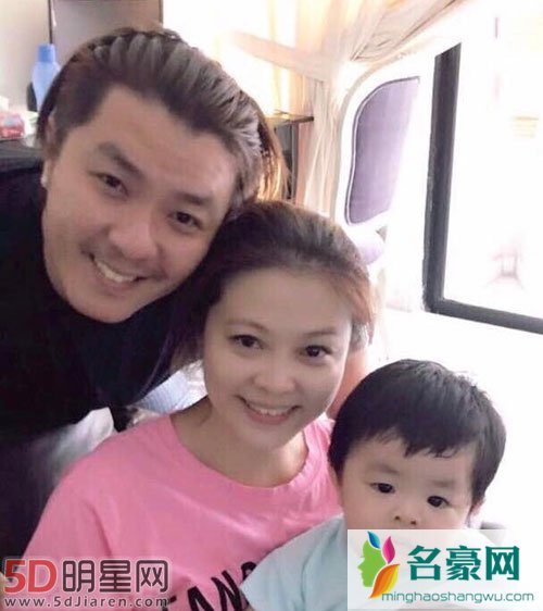 阿杜三口之家合照曝光 妻子肤白貌美儿子可爱