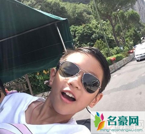 张智霖袁咏仪十岁儿子魔童太帅 被网友喊话进娱乐圈
