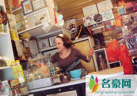 张柏芝忙着照顾两个孩子 妈妈在烘焙店当店员