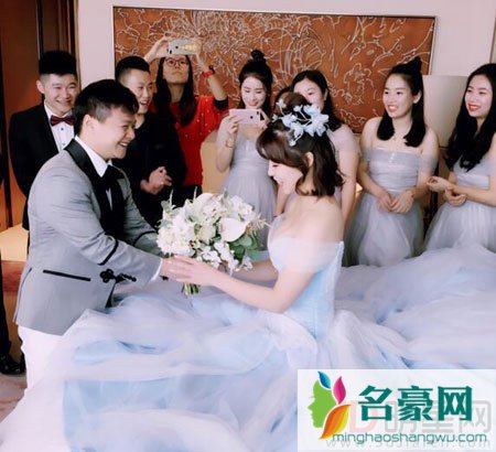 龙清泉带孩子补办婚礼 结婚两年欠妻子一个仪式