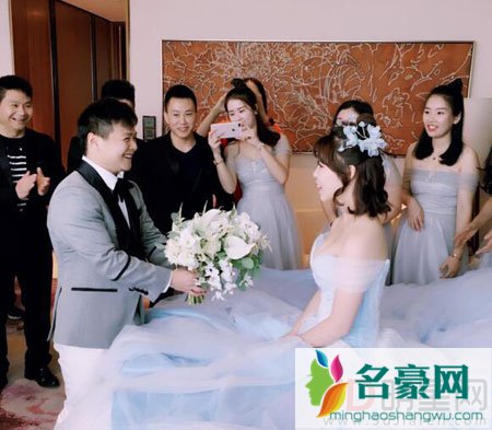 龙清泉带孩子补办婚礼 结婚两年欠妻子一个仪式
