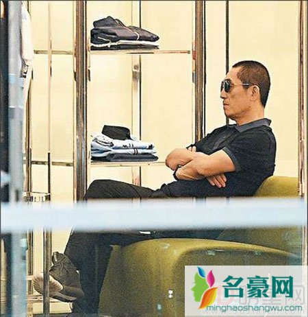 张艺谋陪妻子逛街购物 工作生活两不误