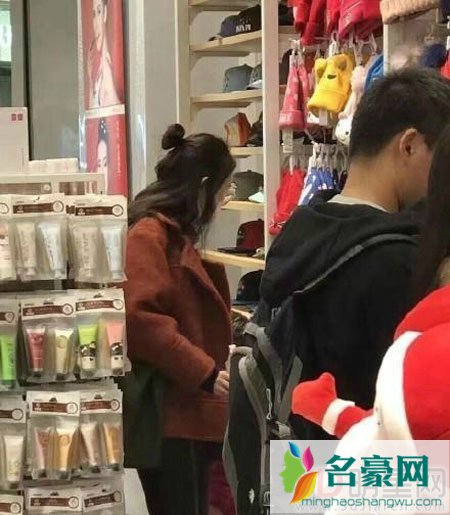 马蓉疑带儿女现身西安 戴口罩低调逛街