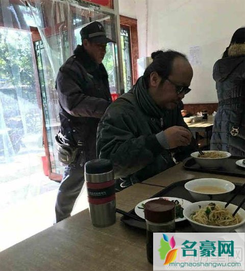 窦唯餐馆吃面十分的接地气 网友爆料窦唯七月在得女