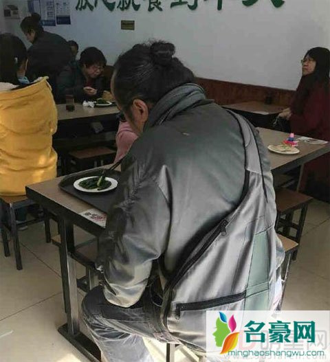 窦唯餐馆吃面十分的接地气 网友爆料窦唯七月在得女