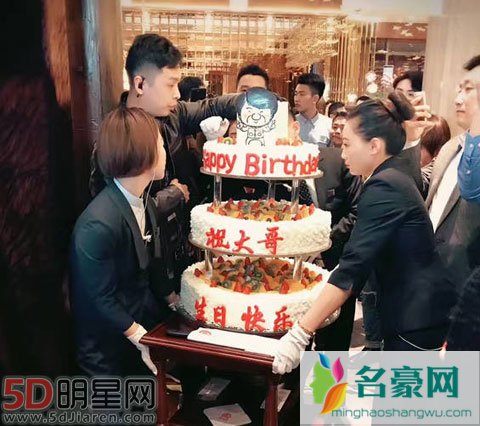 成龙63岁生日宴众多大咖助阵 现场不见身影主角不见