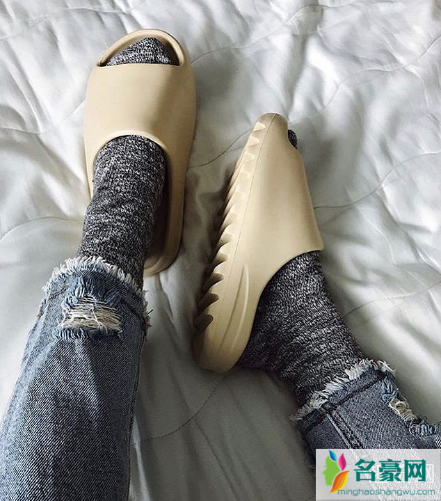 yeezy slide拖鞋测评 yeezy slide可以沾水洗澡吗