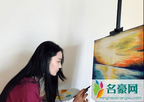 张馨予化身才女作画 有模有样获得众网友赞叹