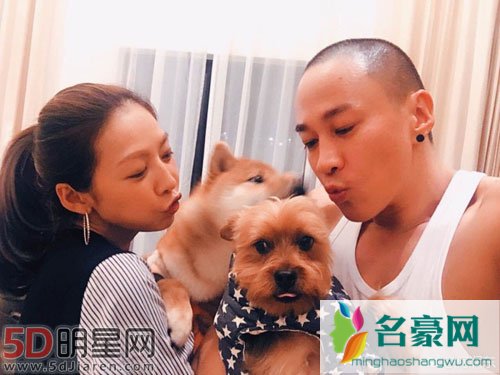 何润东结婚周年纪念日 拍全家福秀恩爱