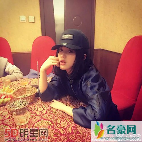 王全安承认新恋情 90后女友晒亲密合照