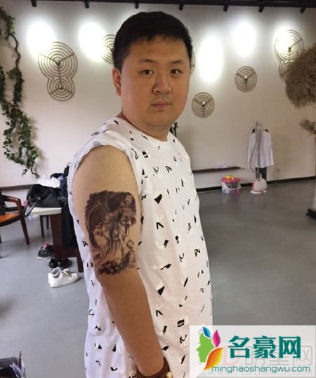 贾玲与男子街头拥吻 疑似男友曝光