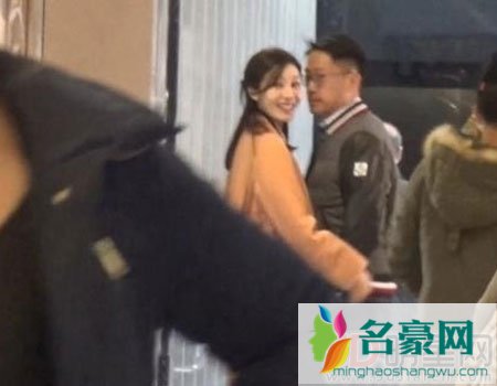 李嘉欣牵手老公逛街 不惧镜头甜蜜回眸