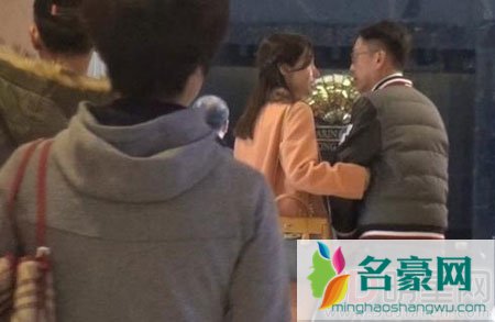 李嘉欣牵手老公逛街 不惧镜头甜蜜回眸