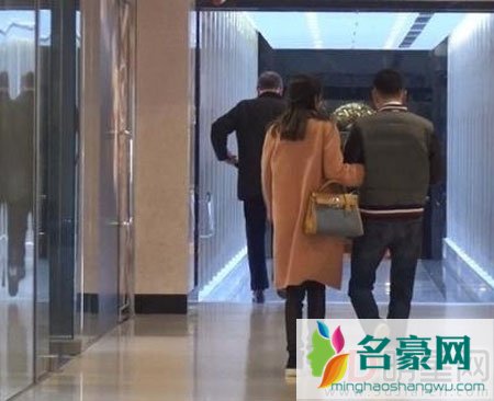 李嘉欣牵手老公逛街 不惧镜头甜蜜回眸