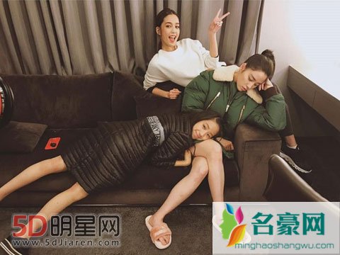 欧阳娜娜与爸爸参加时尚活动 妹妹欧阳娣娣秀大长腿