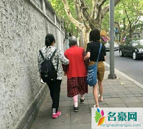 郑爽陪生病外婆外出 爽爸曝女儿派专机接外婆看病