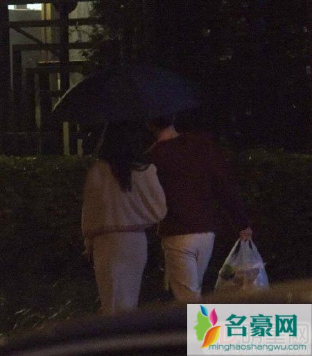 井柏然倪妮深夜逛街 揽腰同行疑似同居