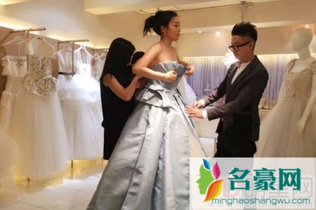 钟丽缇携女儿挑选婚纱 张伦硕忙于工作未现身