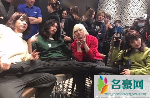 陈小春潘玮柏女装辣眼睛 深夜陈小春晒出女装照