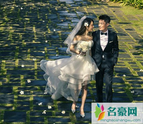 林心如自曝婚后状态 与霍建华牵手秀恩爱