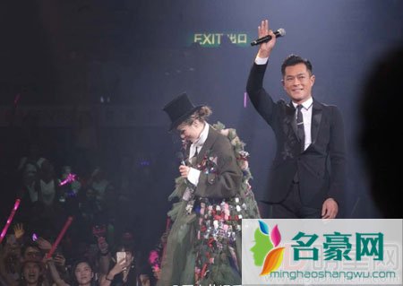 郑秀文古天乐演唱会同台 古仔深情演绎《当年情》