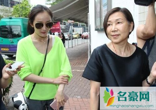 小糯米再曝光 杨幂刘恺威接送女儿上学