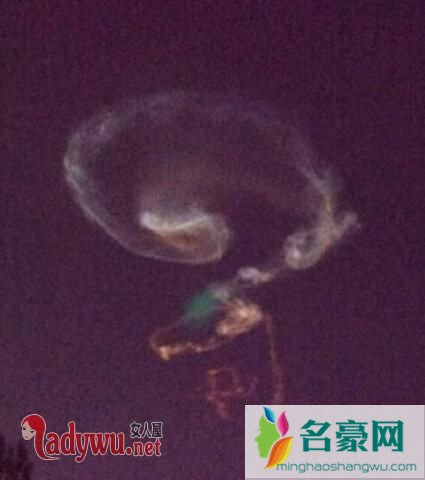 新疆天空出现巨型眼睛