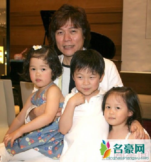 洪荣宏与他的3个小孩