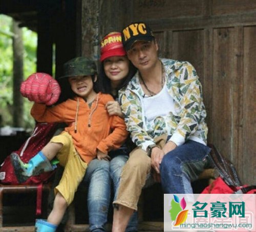 吴镇宇与妻子王丽萍及儿子费曼照片