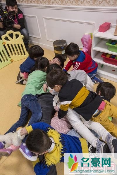 《爱上幼儿园》张若昀和小朋友玩耍