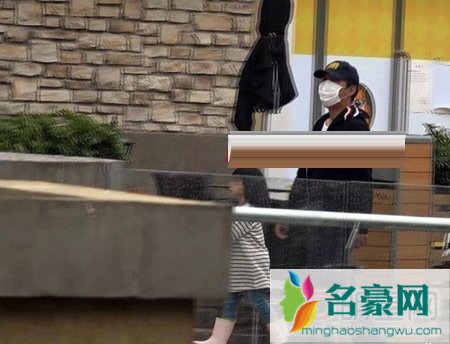 国民坏叔叔节目杀青 黄渤闲来无事带女儿上街