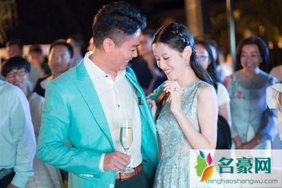 章泽天刘强东合影幸福满屏 刘强东是怎么认识奶茶妹妹的?