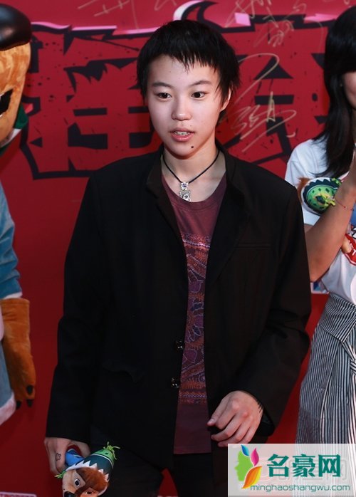 王菲携女儿窦靖童为郑钧电影《摇滚藏獒》站台