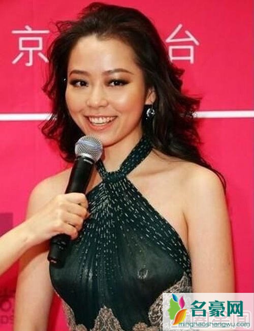 张靓颖乳环照片