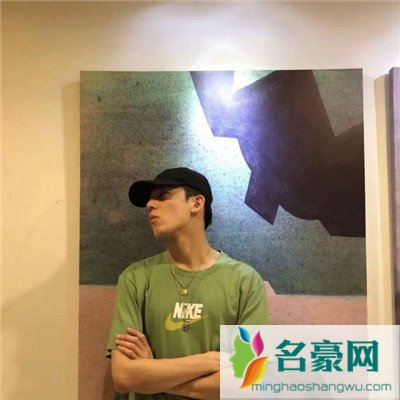 共同好友老在面前提起前男友